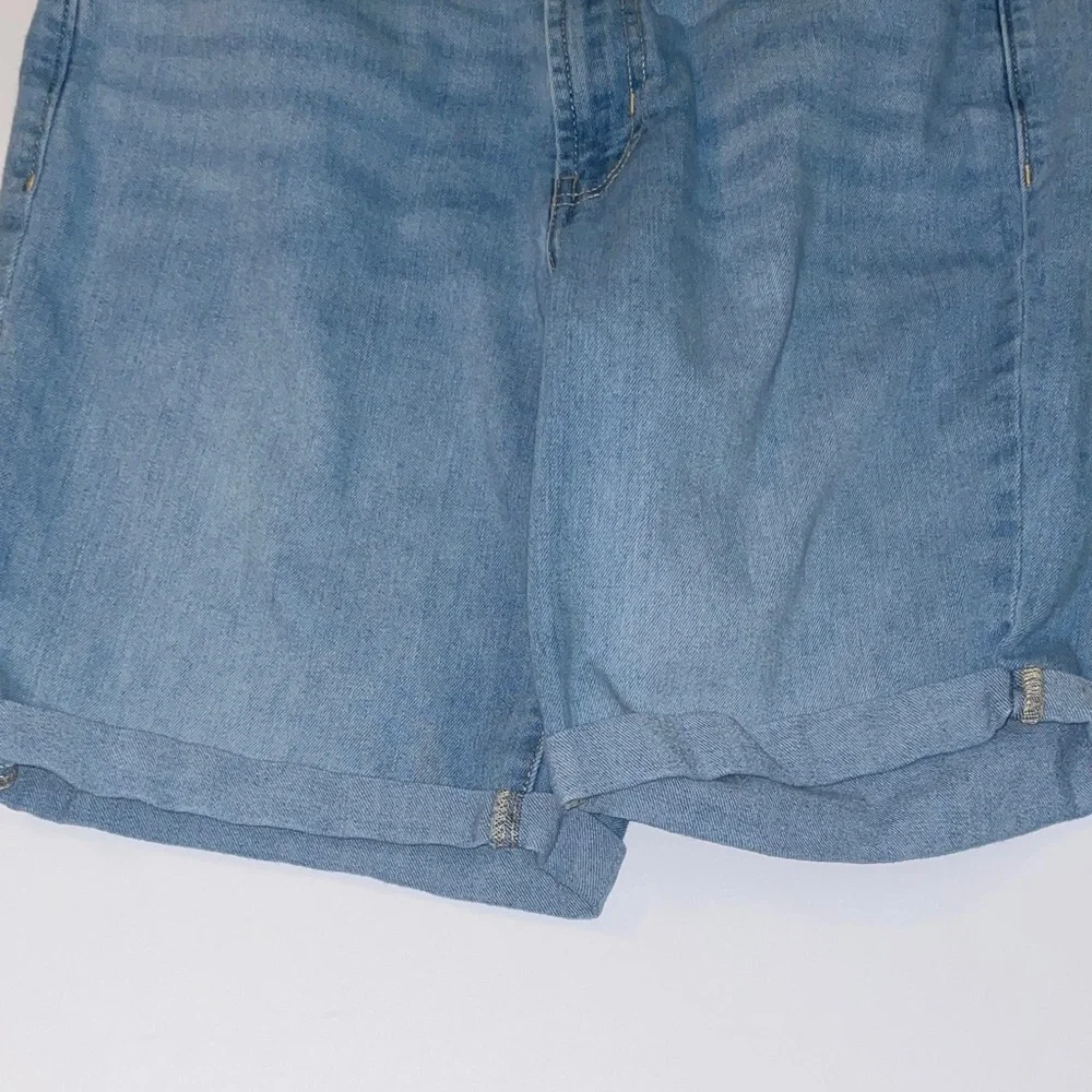 Old Navy Women's Light Blue Denim Shorts - Picture 4 of 8